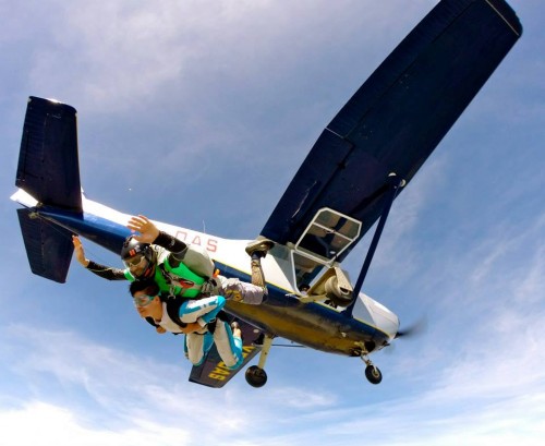 Brian Dyas, englezul care îi învaţă pe bănăţeni să sară în tandem cu paraşuta