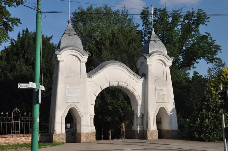 Poarta principală a Parcului Poporului, lăsată de izbelişte