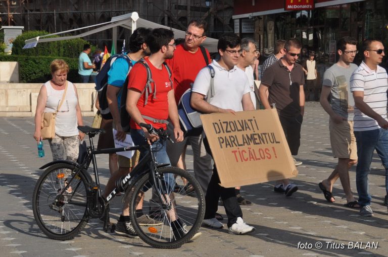 La Timișoara lupta împotriva parlamentarilor nesimțiți a luat forme extreme. S-a ajuns până la plimbări anti-politicieni