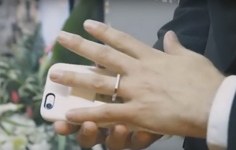 O lume nebună! Un bărbat s-a căsătorit cu un… smartphone VIDEO