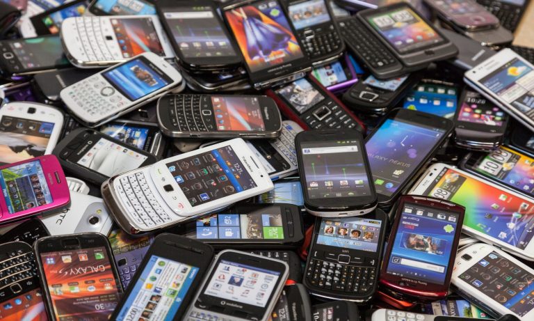 Percheziție la Botoșani după ce-au furat peste 200 telefoane mobile din Timișoara