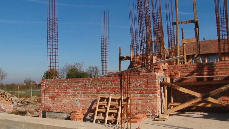 România, țara paradoxurilor! Cea mai mare creștere economică și cea mai mare scădere a construcțiilor din UE!