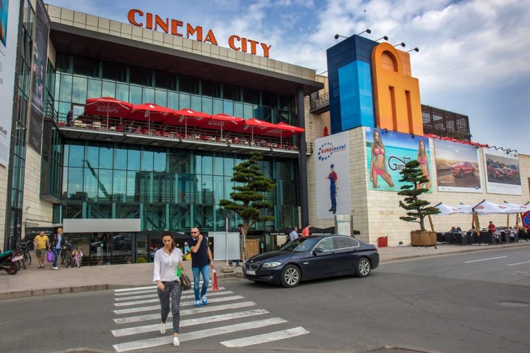 Târguri, petrecere pe acoperiș și teatru de păpuși la cel mai mare mall din vestul țării