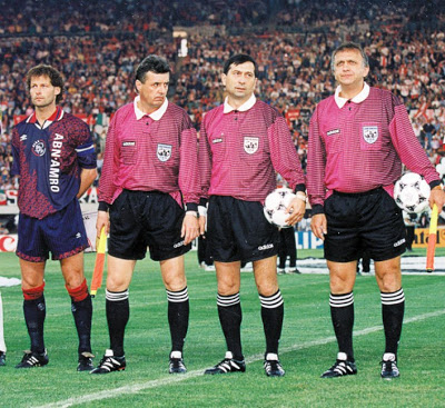 Primul din dreapta, alături de Ion Crăciunescu, Ioan Constantinescu și căpitanul Ajax-ului, Danny Blind, la finala Champions League 1995, Ajax – Milan 1-0