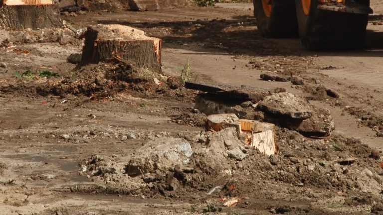 Stradă decopertată şi neasfaltată din cauza unei conducte de gaz