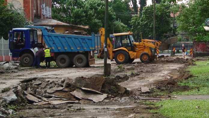 Lucrările de lărgire a pasajului Jiul au început.Still027