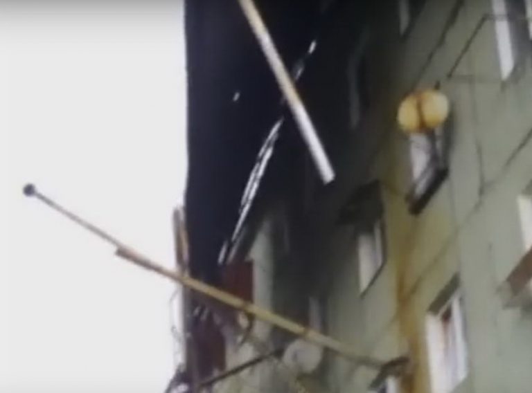 Oamenii care au rămas fără acoperişuri la Oţelu Roşu primesc ajutoare, dar nu de la Guvern