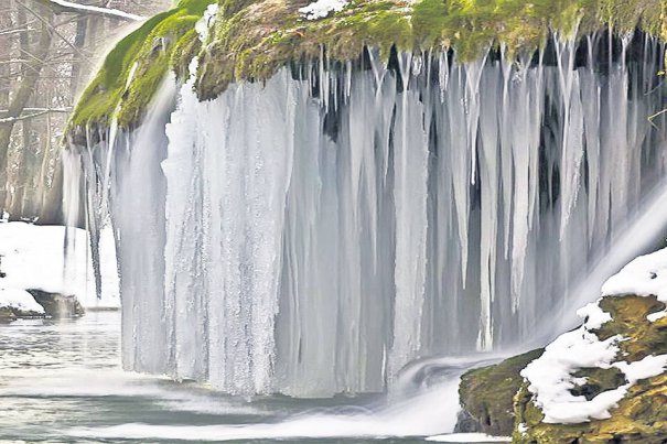 Zăpada și gerul încurcă planurile celor care lucrează la modernizarea zonei turistice de la Cascada Bigăr!