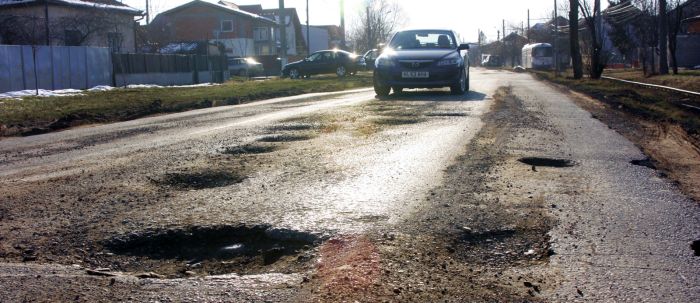 Vești super! O primărie din Banat le dă bani șoferilor care și-au distrus mașinile din cauza gropilor