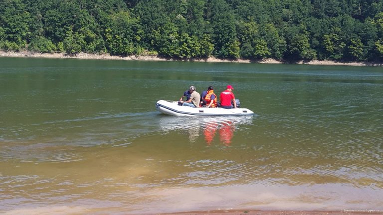 O persoană plutește pe Mureș