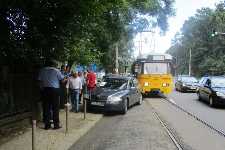 Ce amendă primesc șoferii care blochează liniile de tramvai