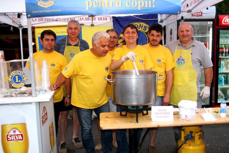 Artiştii şi poliţiştii își dau mâna, via Lions Club, pentru a servi și altfel