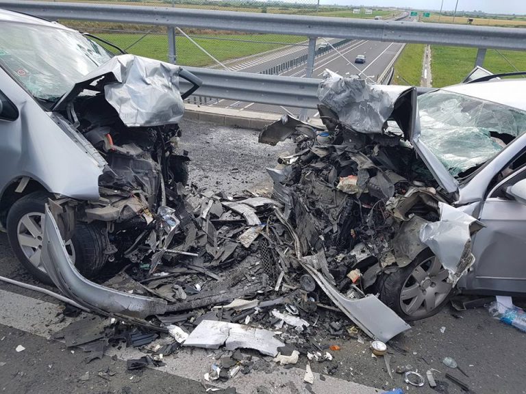 Doi morţi şi trei răniţi grav într-un accident pe autostrada Lugoj-Timişoara FOTO