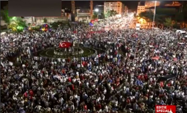 Mii de oameni au ieșit în stradă, să-și arate susținerea față de președintele Turciei-VIDEO