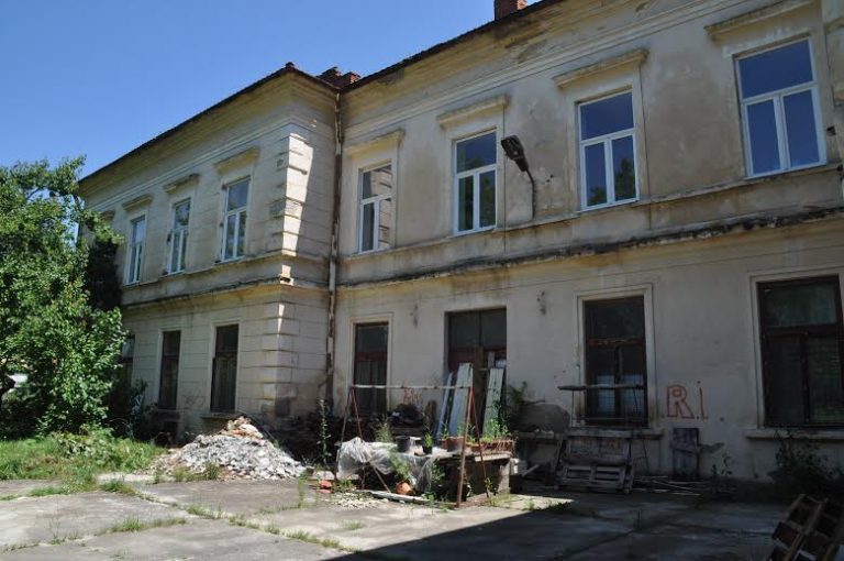 Memorialul Revoluției, salvat de gălețile și trocuțele de plastic din pod