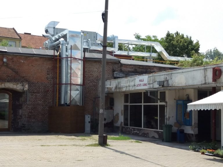 Rafinăria apărută pe acoperișul Pieței Timișoara 700