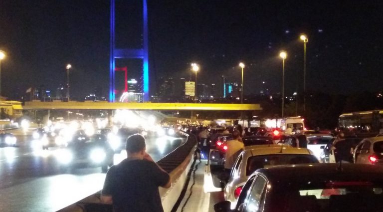 Tentativă de lovitură de stat în Turcia! Focuri de armă la Ankara, poduri închise la Istanbul, televiziunea publică închisă-VIDEO