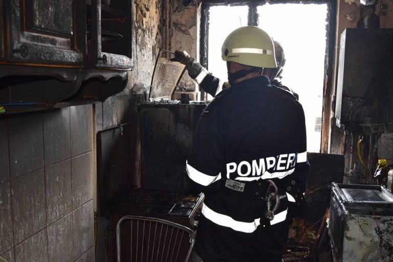 Panică în Piața Victoriei din Timișoara. Incendiu într-un apartament! FOTO
