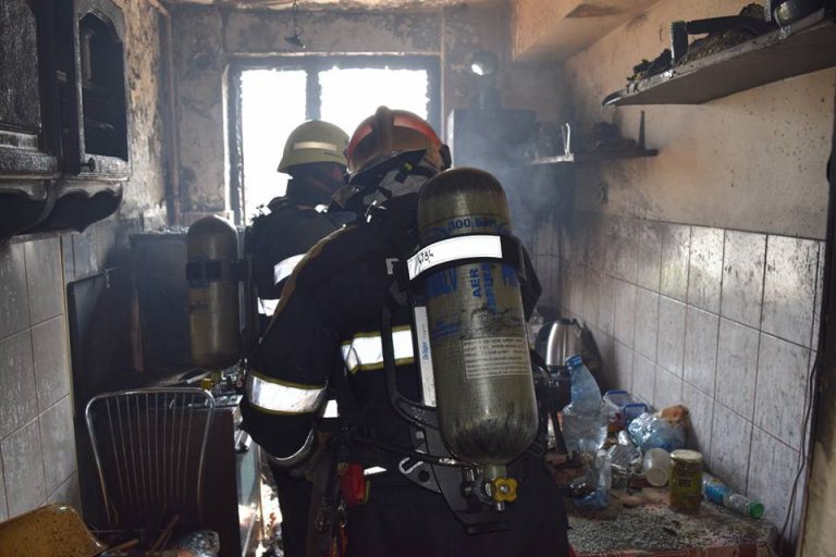 Locatarii unui bloc din vestul țării, în pericol după ce un vecin a uitat o oală pe foc