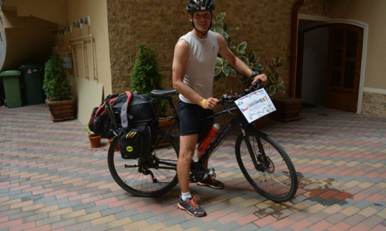 Un hocheist din Cehia a pornit din Lugoj, pe bicicletă, să descopere România