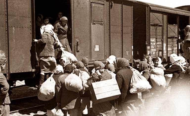 Muncitori români care au fugit din România ca să vină în raiul sovietic…