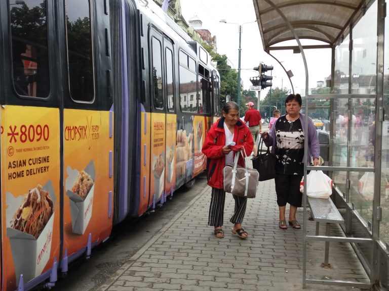 Mersul cu tramvaiul prin Timișoara, puțin mai sigur după ce au fost prinse două hoațe de buzunare