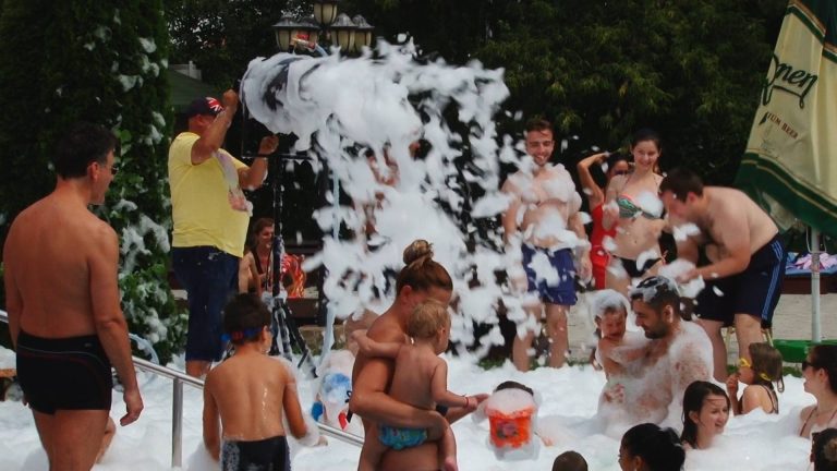 Timișorenii preferă spuma party și pool party în sezonul estival-VIDEO