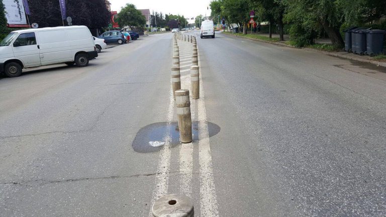 Asfalt crăpat, indicatoare ilegale şi prea multe semafoare. Câteva dintre neregulile din traficul timişorean