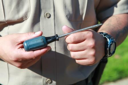 Viteazul cu șurubelnița a ieșit cam defect din mâna opiniei publice