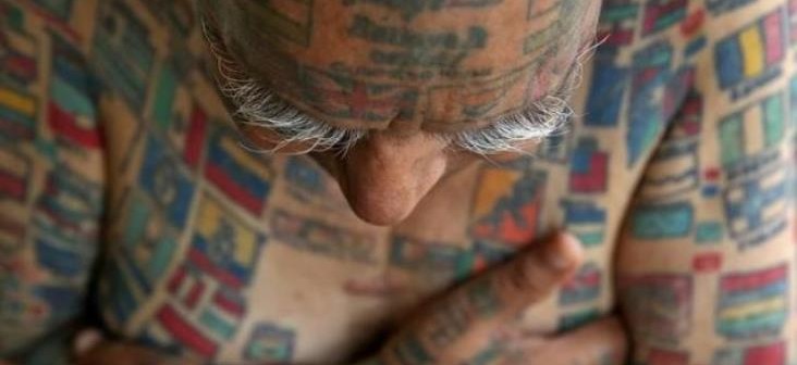 Omul obsedat de recorduri și-a făcut 500 de tatuaje și și-a scos toți dinții