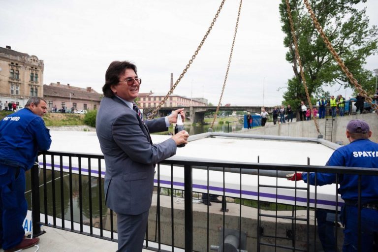 Transportul cu noile vaporaşe pe Bega, abia la anul! Amânarea, plătită din banii timişorenilor!