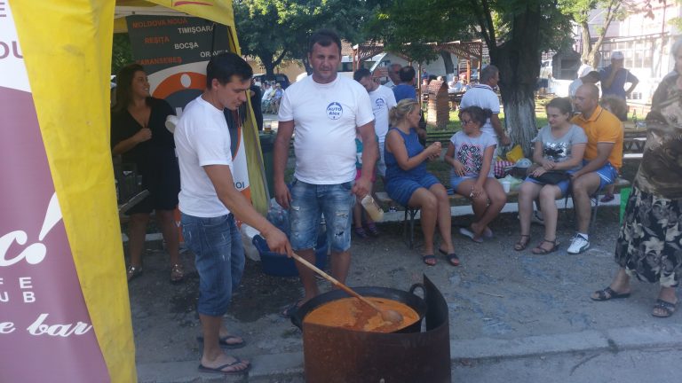 Ciorbe din șase feluri de pește la Moldova Veche şi ceaun de 500 de litri. Un adevărat brand al Clisurii Dunării, Festivalul Ceaunul de Aur, la a 15-a ediție