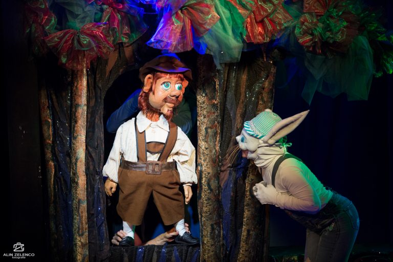 Sub bagheta fermecată a regizorului Toma Hogea, „Magazinul de jucării” se deschide din nou