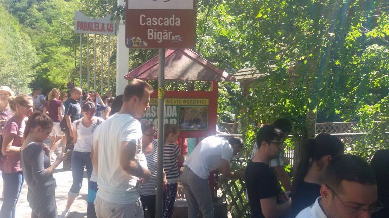 RAIUL HOȚILOR s-a mutat la Cascada Bigăr. Au suficient de lucru și sunt lăsați în libertate..