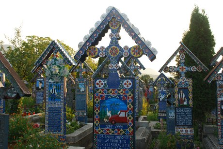 Cimitirul Vesel din Săpânţa, una dintre cele căutate destinaţii turistice din Maramureş