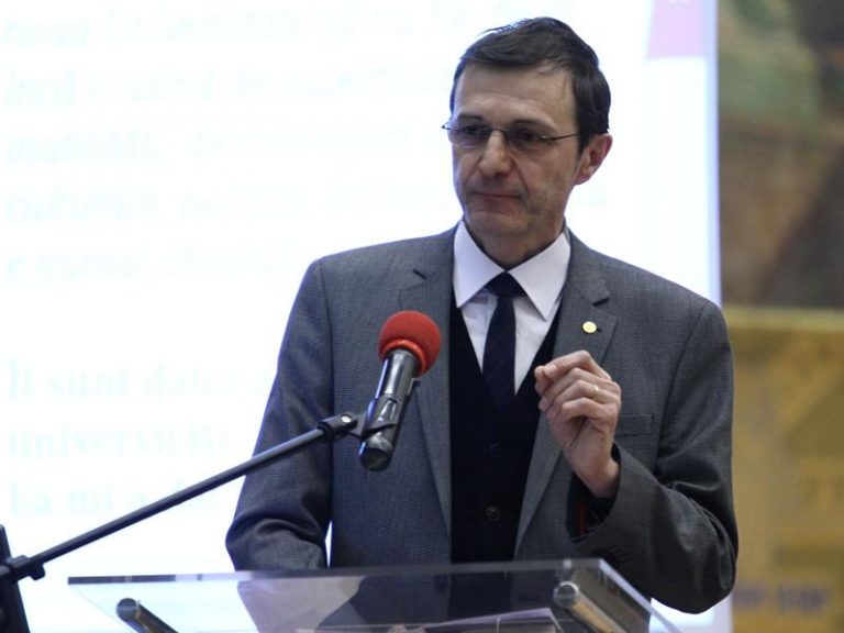 Rectorul uneia dintre cele mai importante universităţi din România desfiinţează „generaţia Facebook”