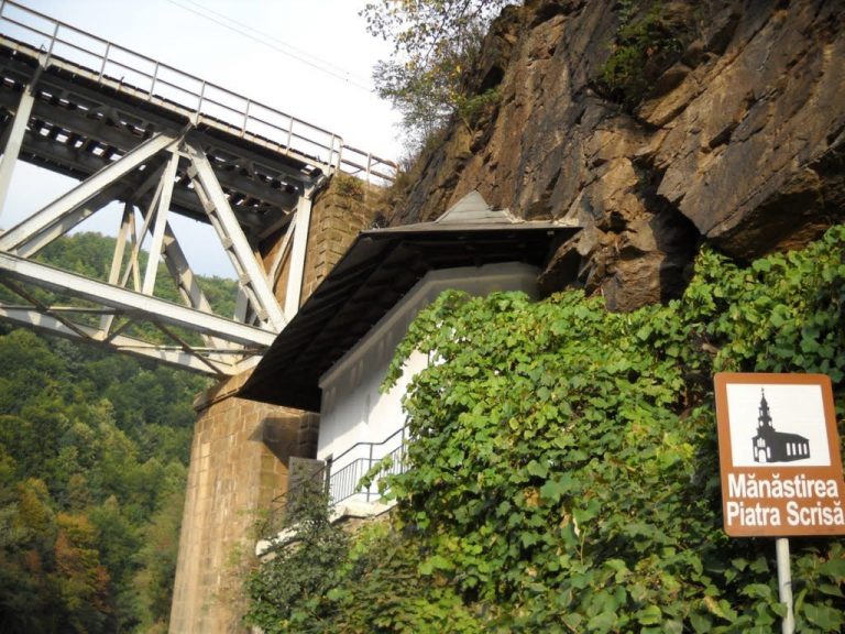 Mânăstirea de la Piatra Scrisă – miracol sau recunoștință spirituală?