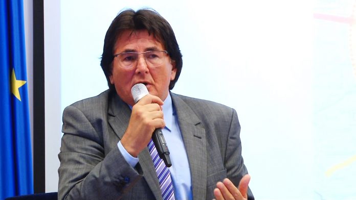 ROBU SI FALCA LA UVT.Still042