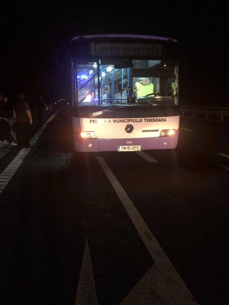 Accident pe autostrada A1 între un autobuz cu 5 adulți și 20 de copii și un tir FOTO