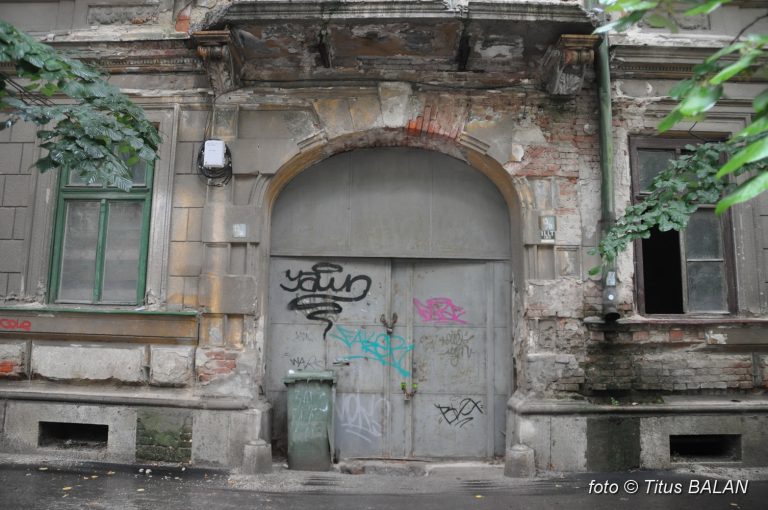 RUȘINOS! Casa din Timișoara în care a trăit şi creat celebrul artist plastic Romul Ladea, o ruină! FOTO + VIDEO