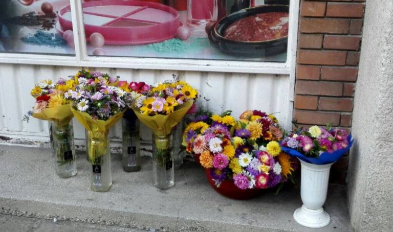 CULMEA TUPEULUI. Poliția Locală amenință cu amenda firmele care-i lasă pe oamenii fără adăpost pe… spațiul public