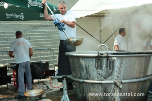 Ciorba de pește, cum numai la Szeged se face, se dă în festival. Când sunt așteptați bănățenii la degustare