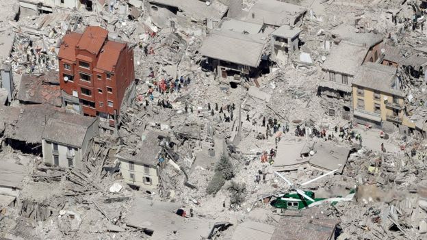 Un român a murit, doi sunt răniţi şi nouă dispăruţi în urma cutremurului din Italia-VIDEO