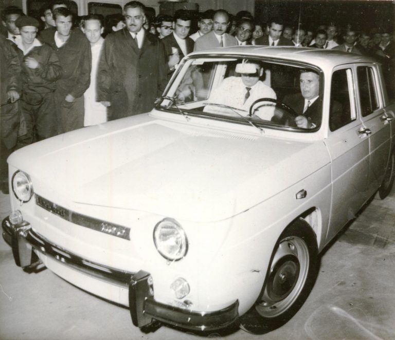 Nicolae Ceaușescu la bordul primului automobil românesc