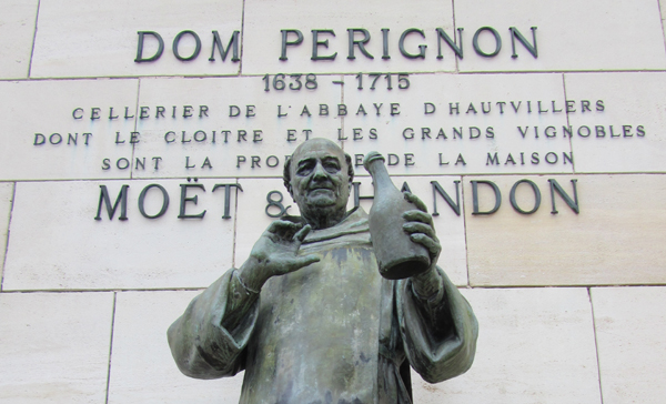 Ştiaţi că prima şampanie a fost băută acum 323 de ani, pe 4 august? De către călugărul… Dom Pérignon