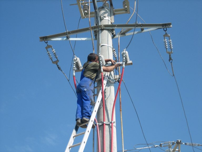 Un muncitor a murit electrocutat între Reșița și Caransebeș. Alți doi se află la spital