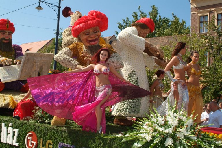 Timişenii sunt așteptați la Carnavalul Florilor din Debrecen, unic în Europa. FOTO