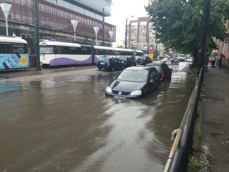 Semaforișoara a blocat, marți, toată Timișoara. Ploaia torențială le-a venit de hac șoferilor și pietonilor. FOTO-VIDEO
