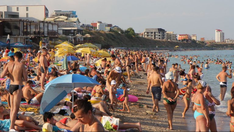 Record pe litoral. 100.000 de turiști au umplut plajele de la Marea Neagră