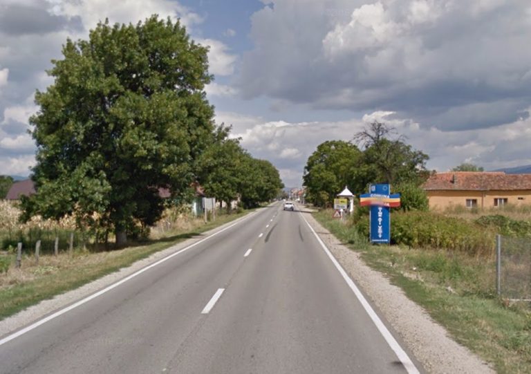 Alertă într-o comună din Caraș-Severin. Un șofer a dărâmat un stâlp de beton, un gard metalic, un hidrant de apă şi conducta de gaz